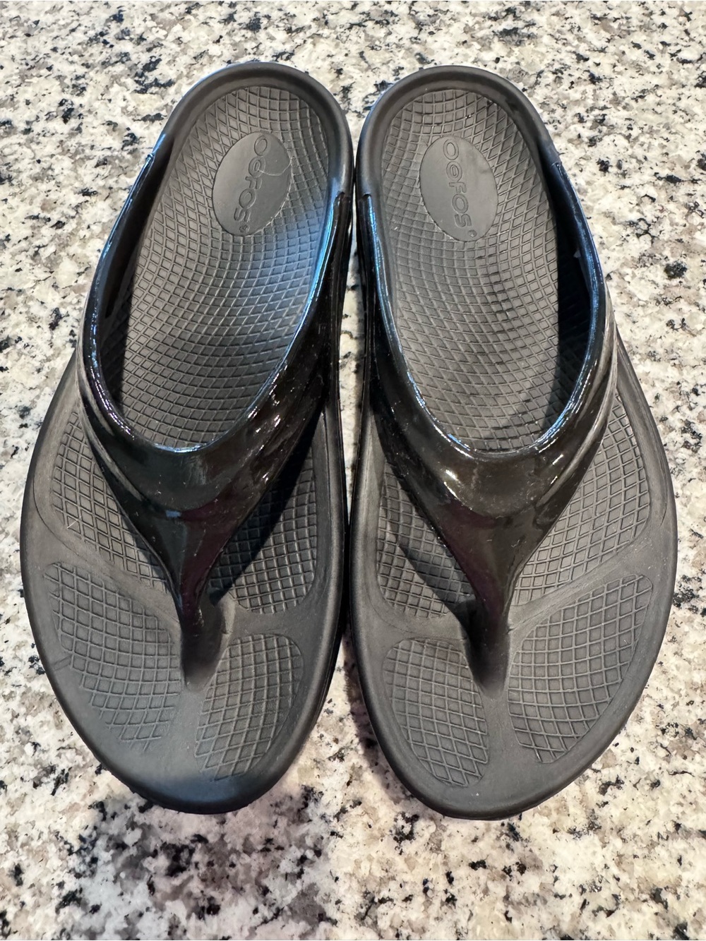 New OOFOS Black Patent Thong Sandals